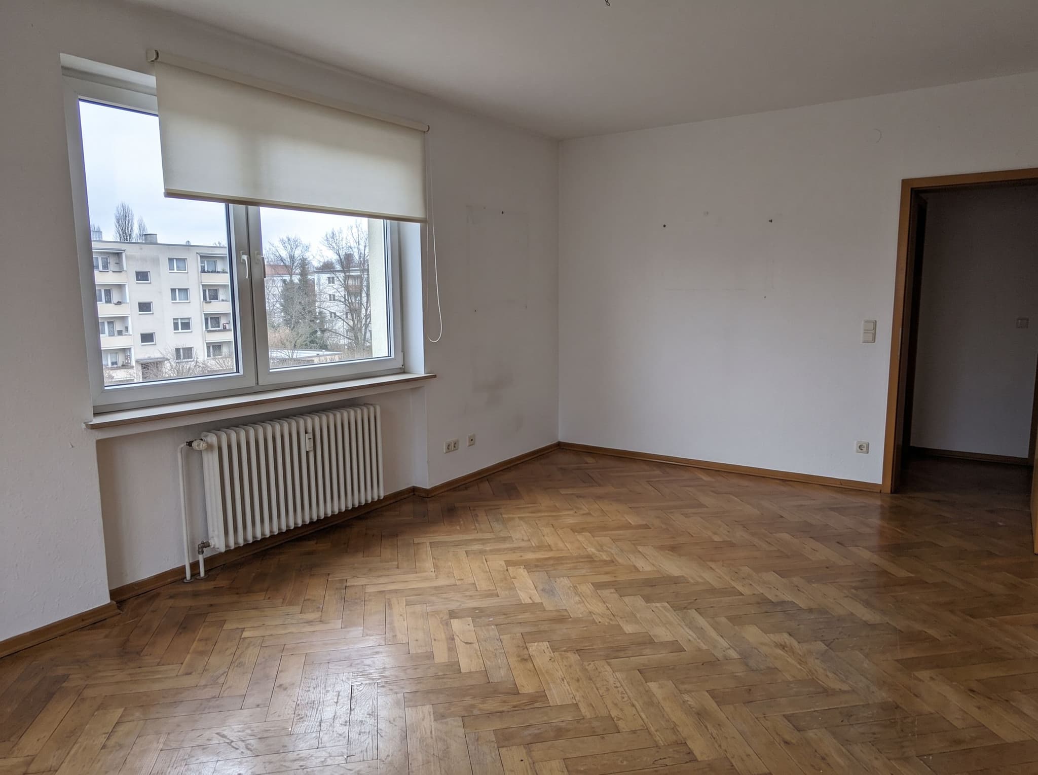 Leeres Wohnzimmer vor dem Einzug – vorher, unbearbeitetes Foto